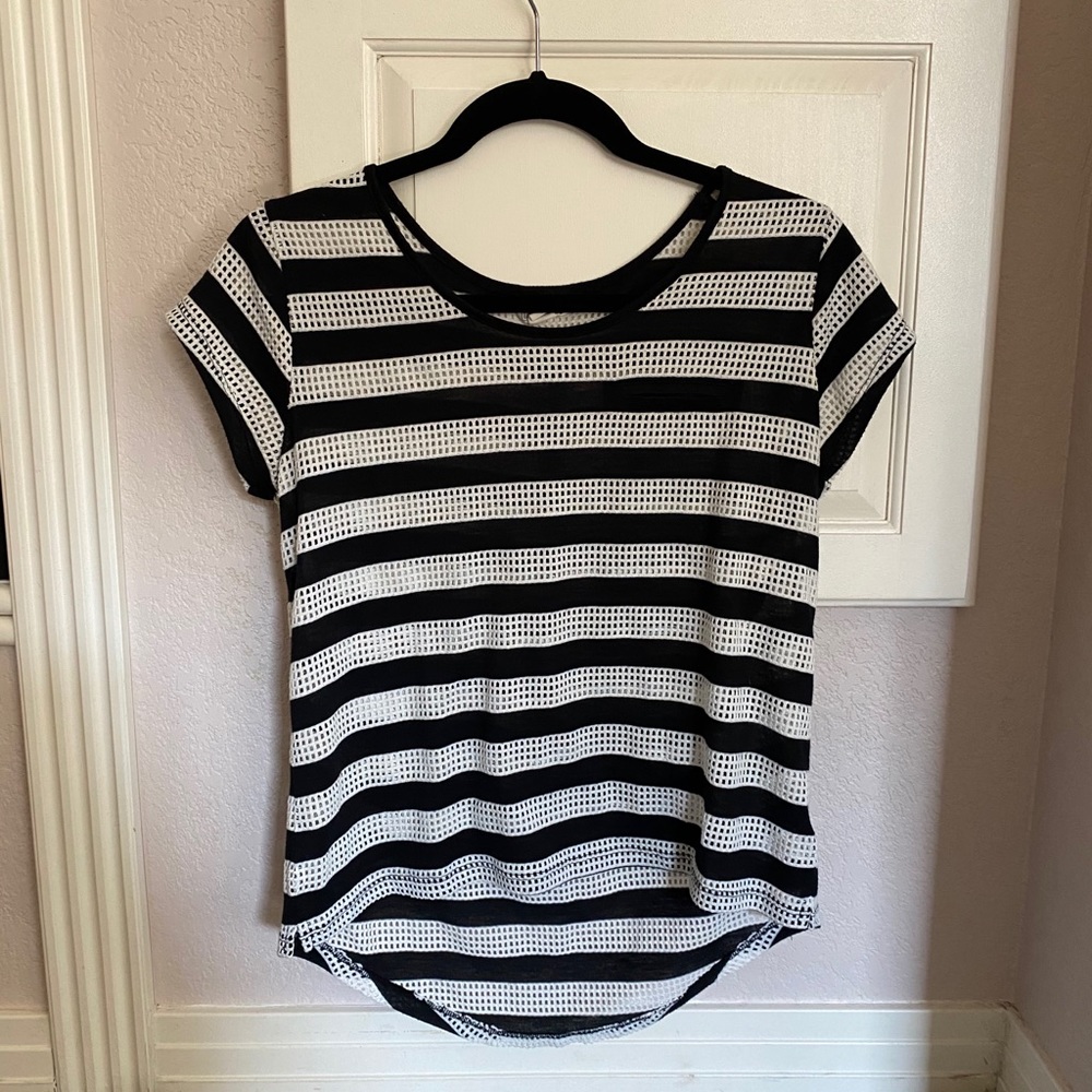 Black and white high low tee